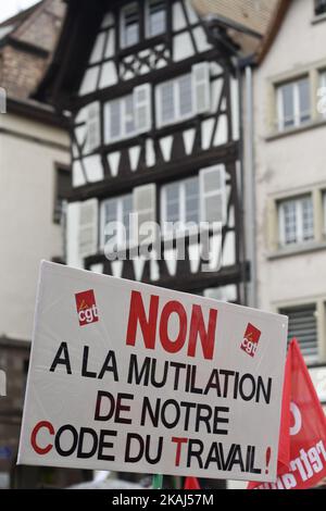 Des milliers de personnes ont défilé le 31 mars 2016 en Alsace contre Bill Working Myriam El Khomri. Ils étaient environ 80 manifestants dans les rues de Haguenau ce matin et près de 450 à Colmar avant la préfecture du Haut-Rhin en fin de matinée. Cet après-midi, 2000 personnes étaient présentes place de la Bourse à Mulhouse et Strasbourg, entre 5000 personnes, la police et 9000 selon la CGT ont défilé dans les rues du centre-ville. (Photo par Elyxandro Cegarra/NurPhoto) *** Veuillez utiliser le crédit du champ de crédit *** Banque D'Images