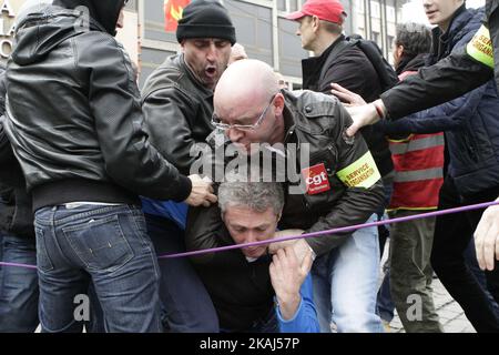 Les tempers se font jour lorsque des milliers de personnes ont défilé le 31 mars 2016 en Alsace contre Bill Working Myriam El Khomri. Ils étaient environ 80 manifestants dans les rues de Haguenau ce matin et près de 450 à Colmar avant la préfecture du Haut-Rhin en fin de matinée. Cet après-midi, 2000 personnes étaient présentes place de la Bourse à Mulhouse et Strasbourg, entre 5000 personnes, la police et 9000 selon la CGT ont défilé dans les rues du centre-ville. (Photo par Elyxandro Cegarra/NurPhoto) *** Veuillez utiliser le crédit du champ de crédit *** Banque D'Images