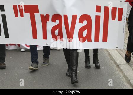 Des milliers de personnes ont défilé le 31 mars 2016 en Alsace contre Bill Working Myriam El Khomri. Ils étaient environ 80 manifestants dans les rues de Haguenau ce matin et près de 450 à Colmar avant la préfecture du Haut-Rhin en fin de matinée. Cet après-midi, 2000 personnes étaient présentes place de la Bourse à Mulhouse et Strasbourg, entre 5000 personnes, la police et 9000 selon la CGT ont défilé dans les rues du centre-ville. (Photo par Elyxandro Cegarra/NurPhoto) *** Veuillez utiliser le crédit du champ de crédit *** Banque D'Images