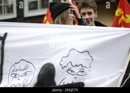 Des milliers de personnes ont défilé le 31 mars 2016 en Alsace contre Bill Working Myriam El Khomri. Ils étaient environ 80 manifestants dans les rues de Haguenau ce matin et près de 450 à Colmar avant la préfecture du Haut-Rhin en fin de matinée. Cet après-midi, 2000 personnes étaient présentes place de la Bourse à Mulhouse et Strasbourg, entre 5000 personnes, la police et 9000 selon la CGT ont défilé dans les rues du centre-ville. (Photo par Elyxandro Cegarra/NurPhoto) *** Veuillez utiliser le crédit du champ de crédit *** Banque D'Images