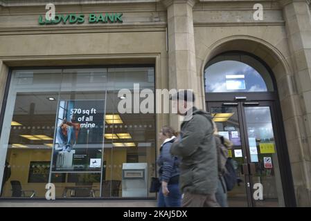 Personnes passant une succursale de la Lloyds Bank à Manchester, Grand Manchester, Angleterre, Royaume-Uni le mercredi 30th mars 2016. Le régulateur britannique du secteur bancaire, l'Autorité de conduite financière, a annoncé qu'il avait reçu moins de plaintes concernant les banques. Le régulateur britannique du secteur bancaire, l'Autorité de conduite financière, a annoncé qu'il avait reçu moins de plaintes concernant les banques. (Photo de Jonathan Nicholson/NurPhoto) *** Veuillez utiliser le crédit du champ de crédit *** Banque D'Images