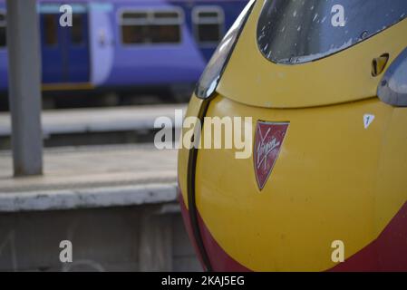 Lumière sur un logo Virgin trains fixé à l'avant d'un train Pendelino qui se prépare à partir de Manchester Piccadilly à Londres à Manchester, Grand Manchester, Angleterre, Royaume-Uni, le lundi 28th mars 2016. Opinion des consommateurs les chercheurs ont constaté que les voyages ferroviaires se sont régulièrement compormenés en dessous des attentes en termes de fiabilité et de rapport qualité/prix. (Photo de Jonathan Nicholson/NurPhoto) *** Veuillez utiliser le crédit du champ de crédit *** Banque D'Images