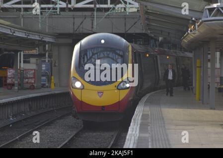 Un Virgin train Pendelino debout au ralenti sur une plate-forme de la gare Manchester Piccadilly à Manchester, Greater Manchester, Angleterre, Royaume-Uni, le lundi 28th mars 2016. Opinion des consommateurs les chercheurs ont constaté que les voyages ferroviaires se sont régulièrement compormenés en dessous des attentes en termes de fiabilité et de rapport qualité/prix. (Photo de Jonathan Nicholson/NurPhoto) *** Veuillez utiliser le crédit du champ de crédit *** Banque D'Images