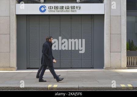 Personnes passant une succursale de la China Construction Bank à la City of London, Londres, Angleterre, Royaume-Uni le mardi 23rd février 2016. Le régulateur britannique du secteur bancaire, l'Autorité de conduite financière, a annoncé qu'il avait reçu moins de plaintes concernant les banques. Le régulateur britannique du secteur bancaire, l'Autorité de conduite financière, a annoncé qu'il avait reçu moins de plaintes concernant les banques. (Photo de Jonathan Nicholson/NurPhoto) *** Veuillez utiliser le crédit du champ de crédit *** Banque D'Images