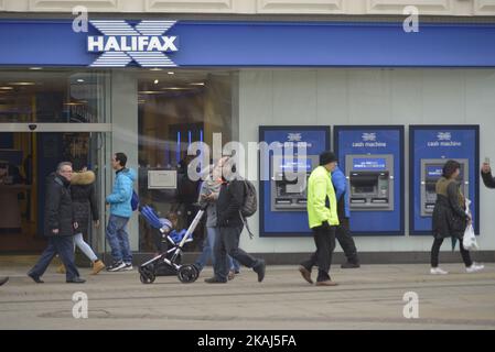Personnes passant une succursale de la Halifax Bank à Manchester, Grand Manchester, Angleterre, Royaume-Uni, le mercredi 30th mars 2016. Le régulateur britannique du secteur bancaire, l'Autorité de conduite financière, a annoncé qu'il avait reçu moins de plaintes concernant les banques. Le régulateur britannique du secteur bancaire, l'Autorité de conduite financière, a annoncé qu'il avait reçu moins de plaintes concernant les banques. (Photo de Jonathan Nicholson/NurPhoto) *** Veuillez utiliser le crédit du champ de crédit *** Banque D'Images