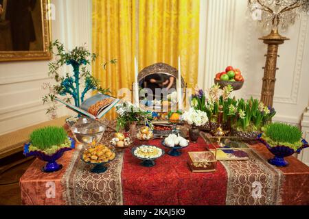 Mercredi, 6 avril dans la salle est de la Maison Blanche, la table Nowruz traditionnelle, connue sous le nom de "Haft Seen", qui comprenait sept éléments symbolisant des concepts tels que le renouveau, la joie, l'amour, la beauté, la santé et la patience, Lors de la deuxième célébration annuelle de Nowruz à la Maison Blanche. (Photo de Cheriss May/NurPhoto) *** Veuillez utiliser le crédit du champ de crédit *** Banque D'Images