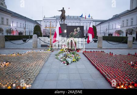 Bougies et fleurs au palais présidentiel de Varsovie lors de l'anniversaire de l'accident d'avion en Pologne. 10 avril 2016, Varsovie, Pologne (photo de Krystian Dobuszynski/NurPhoto) *** Veuillez utiliser le crédit du champ de crédit *** Banque D'Images