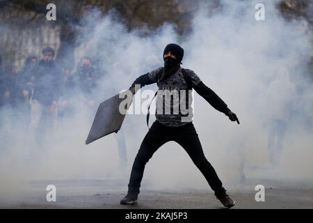 Les manifestants traversent la fumée des gaz lacrymogènes lors d'affrontements avec des policiers anti-émeutes dans le cadre d'une manifestation à 9 avril 2016 à Paris, contre les réformes proposées par le gouvernement français en matière de droit du travail. (Photo par Elyxandro Cegarra/NurPhoto) *** Veuillez utiliser le crédit du champ de crédit *** Banque D'Images