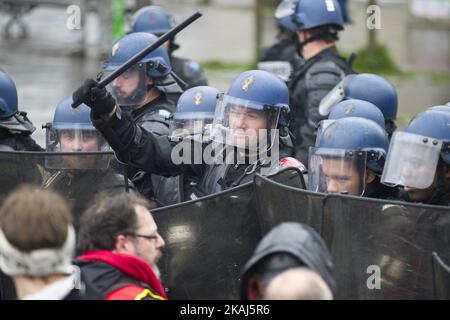 Les manifestants font face à des policiers anti-émeute lors d'affrontements dans le cadre d'une manifestation sur 9 avril 2016 à Paris, contre les réformes du droit du travail proposées par le gouvernement français. (Photo par Elyxandro Cegarra/NurPhoto) *** Veuillez utiliser le crédit du champ de crédit *** Banque D'Images