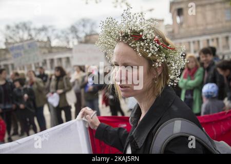 Une femme porte une couronne faite de fleurs blanches. Près de 200 personnes se sont rassemblées devant l'Institut polonais pour protester contre un projet de loi visant à interdire tout avortement en Pologne à Berlin, en Allemagne, sur 9 avril 2016. (Photo par Emmanuele Contini/NurPhoto) *** Veuillez utiliser le crédit du champ de crédit *** Banque D'Images