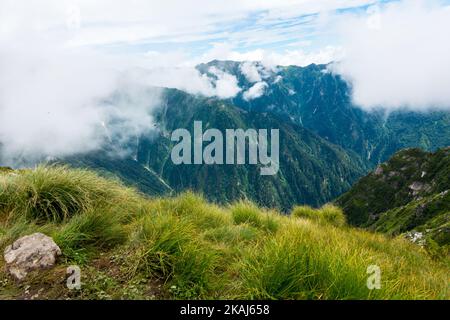 Belles montagnes et cascades en arrière-plan. Shrikhet Mahadev Kailash Himalaya Yatra. Himachal Pradesh Inde. Banque D'Images