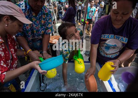 Les fêtards prennent part à un combat de l'eau alors qu'ils célèbrent le nouvel an traditionnel thaïlandais, connu comme festival Songkran, à Silom Road à Bangkok, Thaïlande sur 14 avril 2016. Le festival Songkran est célébré chaque année de 13 avril à 15 (connu comme le mois le plus chaud) dans diverses villes de Thaïlande, le jet d'eau est un symbole de purification et de nettoyage. (Photo de Guillaume Payen/NurPhoto) *** Veuillez utiliser le crédit du champ de crédit *** Banque D'Images