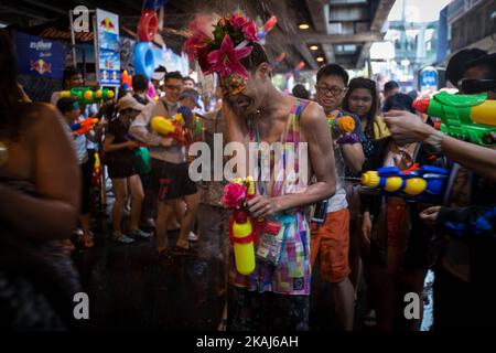 Les fêtards prennent part à un combat de l'eau alors qu'ils célèbrent le nouvel an traditionnel thaïlandais, connu comme festival Songkran, à Silom Road à Bangkok, Thaïlande sur 13 avril 2016. Le festival Songkran est célébré chaque année de 13 avril à 15 (connu comme le mois le plus chaud) dans diverses villes de Thaïlande, le jet d'eau est un symbole de purification et de nettoyage. (Photo de Guillaume Payen/NurPhoto) *** Veuillez utiliser le crédit du champ de crédit *** Banque D'Images