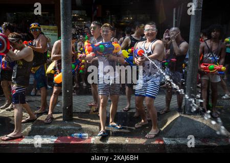 Les fêtards prennent part à un combat de l'eau alors qu'ils célèbrent le nouvel an traditionnel thaïlandais, connu comme festival Songkran, à Silom Road à Bangkok, Thaïlande sur 14 avril 2016. Le festival Songkran est célébré chaque année de 13 avril à 15 (connu comme le mois le plus chaud) dans diverses villes de Thaïlande, le jet d'eau est un symbole de purification et de nettoyage. (Photo de Guillaume Payen/NurPhoto) *** Veuillez utiliser le crédit du champ de crédit *** Banque D'Images