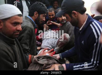 Les Cachemiriens emmenent une personne blessée dans un hôpital local de Srinagar, capitale estivale du Cachemire sous contrôle indien, 15 avril 2016. Un adolescent a été tué et plusieurs autres ont été blessés vendredi après que les troupes de l'armée ont tiré sur des civils lors de manifestations au Cachemire sous contrôle indien, ont déclaré des responsables. (Xinhua/Javed Dar) ****autorisé par ytfs**** (photo par Xinhua) Banque D'Images