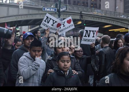 Une famille traverse la foule des manifestants anti-Trump. Les manifestants se sont amassés à l'hôtel Grand Hyatt situé à côté de la gare Grand Central à New York, aux États-Unis, sur 14 avril 2016. Après avoir été alamés, ils ont commencé à marcher dans les rues de Manhattan et se sont affrontés avec le NYPD, ce qui a entraîné plus d'une douzaine d'arrestations. (Photo par Shay Horse/NurPhoto) *** Veuillez utiliser le crédit du champ de crédit *** Banque D'Images