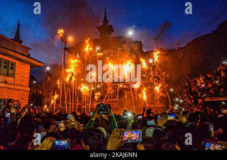 Les musulmans cachemiriens tiennent les torches brûlantes à l'extérieur du sanctuaire de la grotte de Sakhi Zain-ud-din Wali, un saint soufi, lors d'un festival annuel de la torche à Aishmuqam, à 75 km (47 miles) au sud de Srinagar, 21 avril 2016. Des milliers de musulmans cachemiriens qui croient au soufisme throng au sanctuaire de Wali pour célébrer le festival annuel de la torche qui symbolise la fin du long hiver et le début de la nouvelle saison d'ensemencement. (Photo par Yawar Nahir/NurPhoto) *** Veuillez utiliser le crédit du champ de crédit *** Banque D'Images