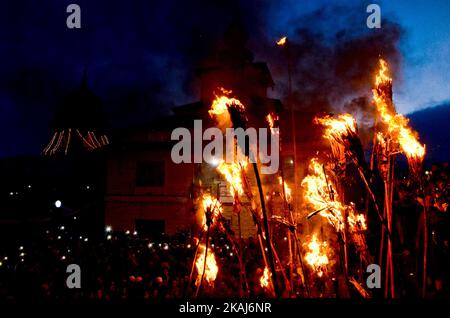 Les musulmans cachemiriens tiennent les torches brûlantes à l'extérieur du sanctuaire de la grotte de Sakhi Zain-ud-din Wali, un saint soufi, lors d'un festival annuel de la torche à Aishmuqam, à 75 km (47 miles) au sud de Srinagar, 21 avril 2016. Des milliers de musulmans cachemiriens qui croient au soufisme throng au sanctuaire de Wali pour célébrer le festival annuel de la torche qui symbolise la fin du long hiver et le début de la nouvelle saison d'ensemencement. (Photo par Yawar Nahir/NurPhoto) *** Veuillez utiliser le crédit du champ de crédit *** Banque D'Images