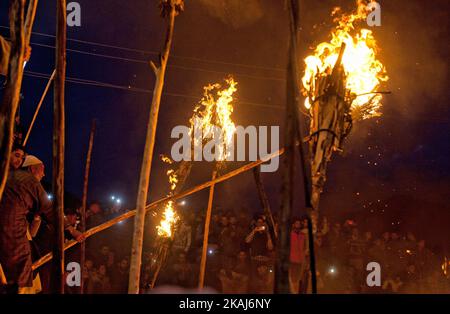 Les musulmans cachemiriens tiennent les torches brûlantes à l'extérieur du sanctuaire de la grotte de Sakhi Zain-ud-din Wali, un saint soufi, lors d'un festival annuel de la torche à Aishmuqam, à 75 km (47 miles) au sud de Srinagar, 21 avril 2016. Des milliers de musulmans cachemiriens qui croient au soufisme throng au sanctuaire de Wali pour célébrer le festival annuel de la torche qui symbolise la fin du long hiver et le début de la nouvelle saison d'ensemencement. (Photo par Yawar Nahir/NurPhoto) *** Veuillez utiliser le crédit du champ de crédit *** Banque D'Images