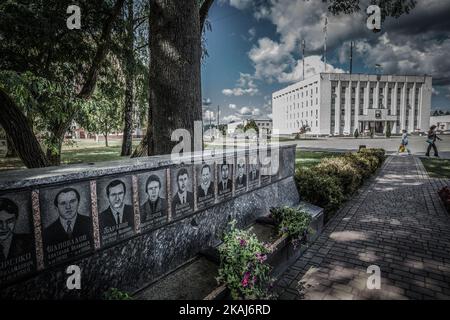 Monument à Slavutich à la mémoire des liquidateurs qui sont morts pendant les travaux de nettoyage après la catastrophe de la centrale nucléaire de Tchernobyl, Ukraine, sur 29 août 2014. La catastrophe de Tchernobyl a été un accident nucléaire catastrophique qui s'est produit le 26 avril 1986 à la centrale nucléaire de Tchernobyl, dans la ville de Pripyat, en Ukraine (alors officiellement la RSS d'Ukraine), qui était sous la juridiction directe des autorités centrales de l'Union soviétique. Une explosion et un incendie ont libéré de grandes quantités de particules radioactives dans l'atmosphère, qui se sont répandues dans une grande partie de l'ouest de l'URSS et de l'Europe. Banque D'Images