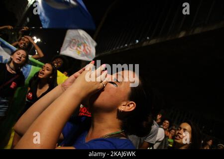 Les étudiants protestent pour la défense de la démocratie et contre la destitution de la présidente brésilienne Dilma Rousseff à Sao Paulo. 23 avril 2016 Banque D'Images