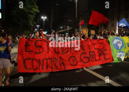 Les étudiants protestent pour la défense de la démocratie et contre la destitution de la présidente brésilienne Dilma Rousseff à Sao Paulo. 23 avril 2016 Banque D'Images