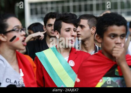 Les étudiants protestent pour la défense de la démocratie et contre la destitution de la présidente brésilienne Dilma Rousseff à Sao Paulo. 23 avril 2016 Banque D'Images