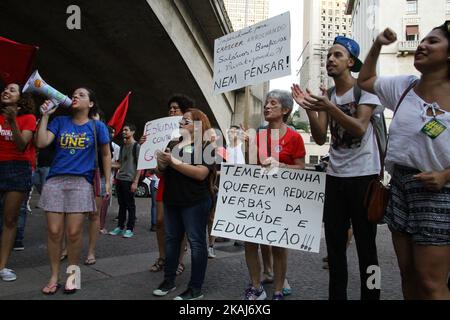 Les étudiants protestent pour la défense de la démocratie et contre la destitution de la présidente brésilienne Dilma Rousseff à Sao Paulo. 23 avril 2016 Banque D'Images