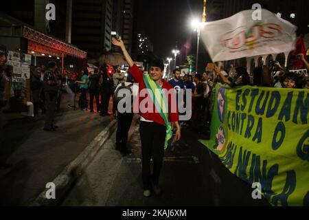 Les étudiants protestent pour la défense de la démocratie et contre la destitution de la présidente brésilienne Dilma Rousseff à Sao Paulo. 23 avril 2016 Banque D'Images