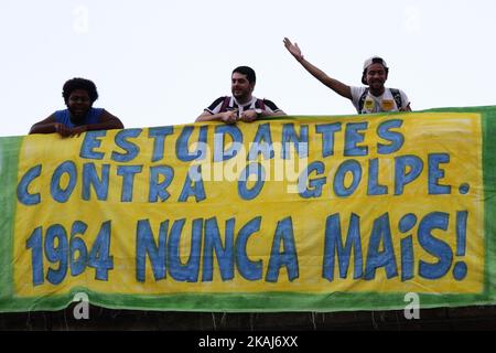 Les étudiants protestent pour la défense de la démocratie et contre la destitution de la présidente brésilienne Dilma Rousseff à Sao Paulo. 23 avril 2016 Banque D'Images