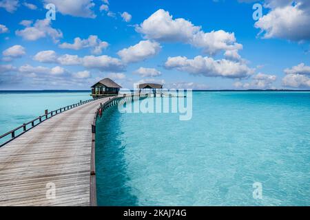 Voyage d'été de luxe, villas sur l'eau, bungalows bleu lagon paradis. Vue panoramique sur la plage de l'île des Maldives. Plage ensoleillée, long chemin de quai en bois Banque D'Images