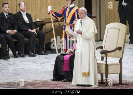 Le pape François livre son homélie en célébrant un public spécial avec des participants à un congrès sur les progrès de la médecine régénérative et son impact culturel dans le hall Paul VI de la Cité du Vatican, Vatican sur 29 avril 2016.(photo de Giuseppe Ciccia/NurPhoto) *** Veuillez utiliser le crédit du champ de crédit *** Banque D'Images