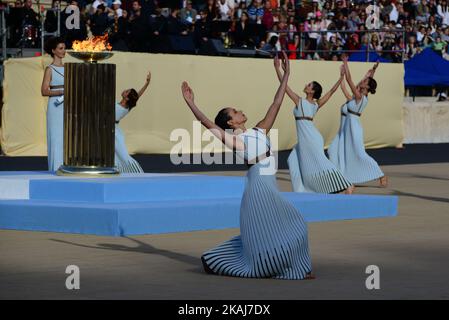 Les danseurs se produisent lors de la cérémonie de remise des mains au stade Panathinea sur 27 avril 2016 à Athènes, en Grèce. (Photo de Wassilios Askesopoulos/NurPhoto) *** Veuillez utiliser le crédit du champ de crédit *** Banque D'Images