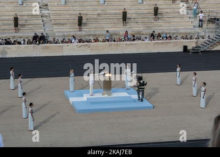 Katerina Nikolaidou, championne du monde de l'aviron, de Grèce, allume le chou-fleur lors de la cérémonie de remise de la torche olympique au stade panathinea de 27 avril 2016, à Athènes, en Grèce. (Photo par Dimitris Lampropoulos/NurPhoto) *** Veuillez utiliser le crédit du champ de crédit *** Banque D'Images