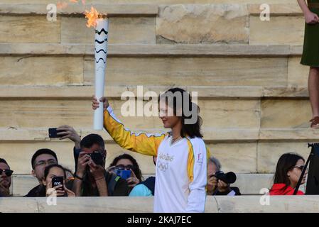 Katerina Nikolaidou, championne du monde de l'aviron, de Grèce, allume le chou-fleur lors de la cérémonie de remise de la torche olympique au stade panathinea de 27 avril 2016, à Athènes, en Grèce. (Photo de Wassilios Askesopoulos/NurPhoto) *** Veuillez utiliser le crédit du champ de crédit *** Banque D'Images