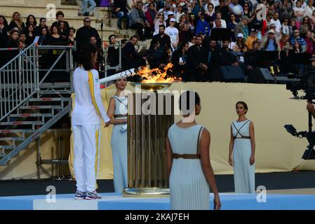 Katerina Nikolaidou, championne du monde de l'aviron, de Grèce, allume le chou-fleur lors de la cérémonie de remise de la torche olympique au stade panathinea de 27 avril 2016, à Athènes, en Grèce. (Photo de Wassilios Askesopoulos/NurPhoto) *** Veuillez utiliser le crédit du champ de crédit *** Banque D'Images