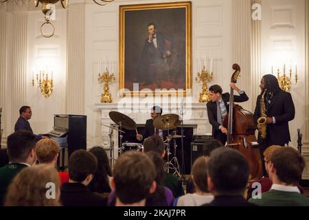 Vendredi, 29 avril dans la salle à manger de la Maison Blanche, à l'occasion de la Journée internationale du Jazz, Herbie Hancock, A joué du piano avec des étudiants de jazz de maître de l'Institut Thelonious Monk de Jazz Performance à l'UCLA pour les élèves du secondaire de tout Washington D.C., pour l'atelier sur l'histoire du Jazz étudiant. (Photo de Cheriss May/NurPhoto) *** Veuillez utiliser le crédit du champ de crédit *** Banque D'Images