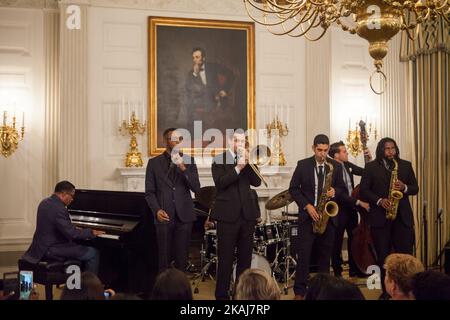 Vendredi, 29 avril dans la salle à manger de la Maison Blanche, à l'occasion de la Journée internationale du Jazz, Herbie Hancock, A joué du piano avec des étudiants de jazz de maître de l'Institut Thelonious Monk de Jazz Performance à l'UCLA pour les élèves du secondaire de tout Washington D.C., pour l'atelier sur l'histoire du Jazz étudiant. (Photo de Cheriss May/NurPhoto) *** Veuillez utiliser le crédit du champ de crédit *** Banque D'Images