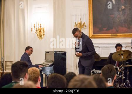 Vendredi, 29 avril dans la salle à manger de la Maison Blanche, à l'occasion de la Journée internationale du Jazz, Herbie Hancock, A joué du piano avec des étudiants de jazz de maître de l'Institut Thelonious Monk de Jazz Performance à l'UCLA pour les élèves du secondaire de tout Washington D.C., pour l'atelier sur l'histoire du Jazz étudiant. (Photo de Cheriss May/NurPhoto) *** Veuillez utiliser le crédit du champ de crédit *** Banque D'Images