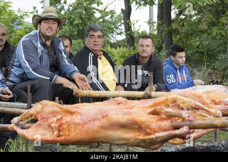 Les habitants du village de Patalenitsa, à 120 km de Sofia, Bulgarie, torréfient des agneaux entiers sur une broche le jour de Saint-Georges. Cette tradition a lieu chaque année sur 6 mai, depuis plus de 60 ans maintenant. (Photo de Hristo Vladev/NurPhoto) Banque D'Images