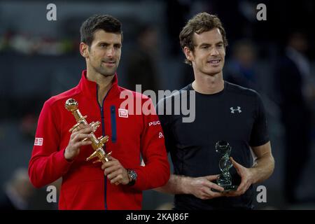 Novak Djokovic de Serbie (à gauche) affiche son trophée après avoir remporté le tournoi de tennis ouvert de Madrid, le match final des hommes contre Andy Murray (à droite) de Grande-Bretagne à Madrid, Espagne, dimanche, 8 mai 2016. Djokovic a gagné 6-2, 3-6 et 6-3 (photo de Rodrigo Garcia/NurPhoto) *** Veuillez utiliser le crédit du champ de crédit *** Banque D'Images