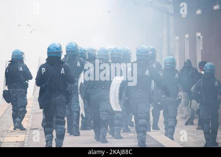 Environ 700 manifestants ont participé à une manifestation contre « l'europe forteresse » à Brenner Pass, sur 7 mai 2016. La manifestation s'est terminée par de violents affrontements entre les anarchistes et la police. Après que l'autoroute et la gare locale ont été bloquées par des militants de l'aile gauche, la police a déployé des gaz lacrymogènes pour repousser les manifestants. (Photo de David Speier/NurPhoto) *** Veuillez utiliser le crédit du champ de crédit *** Banque D'Images