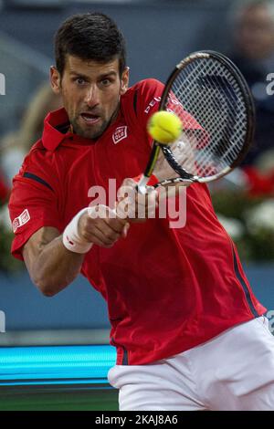 Novak Djocovic de Serbie retourne un ballon en jouant contre Kei Nishikori du japon lors d'un match des demi-finales du tournoi de tennis ouvert à Madrid, Espagne, samedi, 7 mai 2016. Djokovic a gagné 6-3 et 7-6 (photo de Rodrigo Garcia/NurPhoto) *** Veuillez utiliser le crédit du champ de crédit *** Banque D'Images