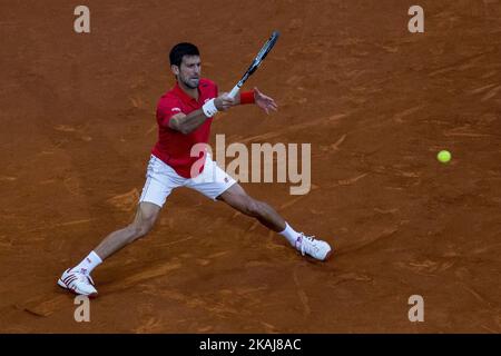 Novak Djocovic de Serbie retourne un ballon en jouant contre Kei Nishikori du japon lors d'un match des demi-finales du tournoi de tennis ouvert à Madrid, Espagne, samedi, 7 mai 2016. Djokovic a gagné 6-3 et 7-6 (photo de Rodrigo Garcia/NurPhoto) *** Veuillez utiliser le crédit du champ de crédit *** Banque D'Images