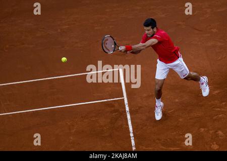 Novak Djocovic de Serbie retourne un ballon en jouant contre Kei Nishikori du japon lors d'un match des demi-finales du tournoi de tennis ouvert à Madrid, Espagne, samedi, 7 mai 2016. Djokovic a gagné 6-3 et 7-6 (photo de Rodrigo Garcia/NurPhoto) *** Veuillez utiliser le crédit du champ de crédit *** Banque D'Images