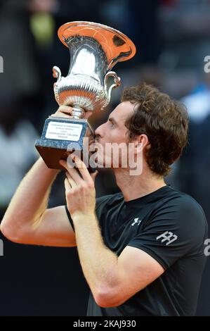 Le Britannique Andy Murray embrasse son trophée après avoir remporté le match final des hommes contre Novak Djokovic de Serbie à l'ATP tennis Open on 15 mai 2016 au Foro Italico à Rome. *** Veuillez utiliser le crédit du champ de crédit *** Banque D'Images