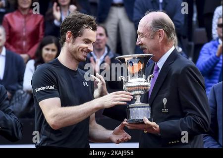 Andy Murray (GBR) reçoit le trophée de Stan Smith lors de la remise des prix du match final ATP entre Djokovic (SRB) et Murray (GBR) à l'Internazionali BNL d'Italia 2016 au Foro Italico sur 15 mai 2016 à Rome, Italie. (Photo de Giuseppe Maffia / DPI / NurPhoto) *** Veuillez utiliser le crédit du champ de crédit *** Banque D'Images