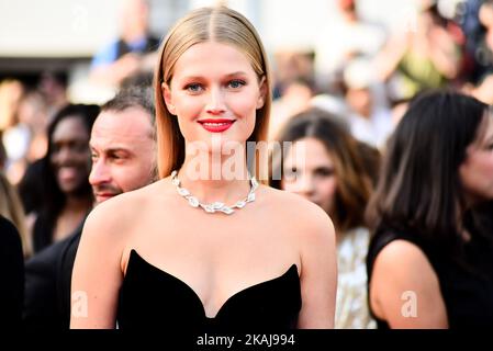 Le modèle Toni Garrn participe à la première « affectueuse » lors du Festival annuel du film de Cannes 69th au Palais des Festivals sur 16 mai 2016 à Cannes, en France. (Photo par ISA Saiz/NurPhoto) *** Veuillez utiliser le crédit du champ de crédit *** Banque D'Images