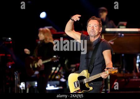 Americans Bruce Springsteen & The E Street Band se produit au festival de musique Rock in Rio Lisboa 2016 à Lisbonne, Portugal sur 19 mai 2016. Rock in Rio est considéré comme le plus grand festival de musique au monde et est hébergé à Lisbonne pour la période 11th. ( Photo par Pedro Fiuza/NurPhoto) *** Veuillez utiliser le crédit du champ de crédit *** Banque D'Images