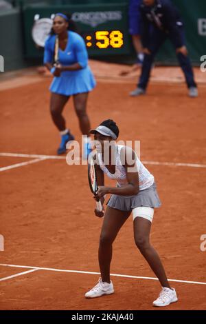 Serena Williams des États-Unis et venus Williams des États-Unis parlent lors du quatrième tour de Dames Singles contre Kki Bertens des pays-Bas et Johanna Larsson de Suède le huitième jour de l'Open de France 2016 à Roland Garros sur 29 mai 2016 à Paris, France. (Photo de Mehdi Taamallah/NurPhoto) *** Veuillez utiliser le crédit du champ de crédit *** Banque D'Images